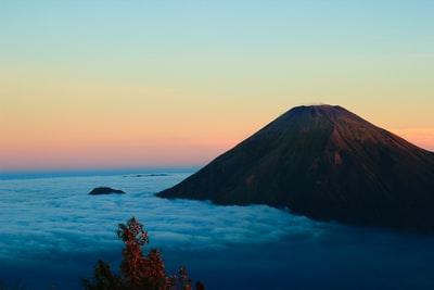 火山和云层的高角度摄影